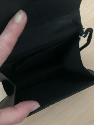 Bolso de fiesta negro con detalles dorados