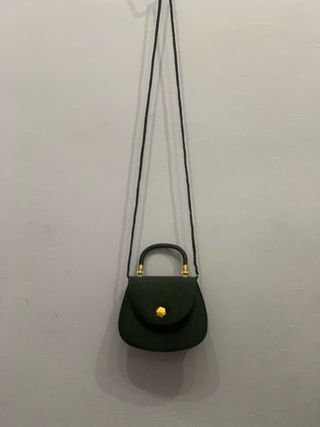 Bolso de fiesta negro con detalles dorados