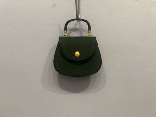 Bolso de fiesta negro con detalles dorados