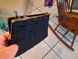 Pochette nera con pieghe
