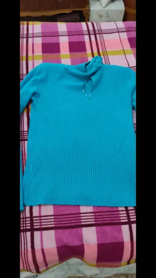 Blusa azul turquesa con pedrería