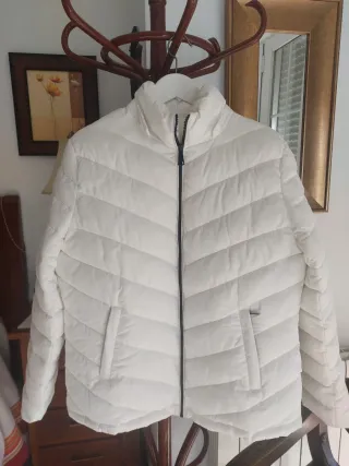 Chaquetón blanco con capucha y pelo
