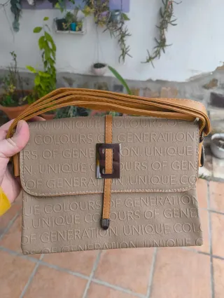 Bolso de hombro beige con logo