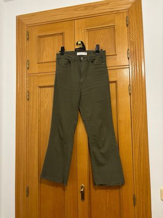 Pantalón verde Stradivarius