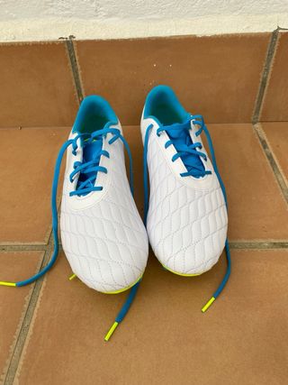 Botas de fútbol Under Armour blancas y azules