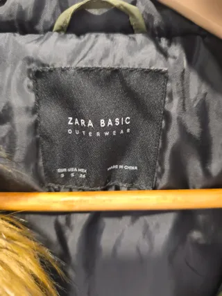 Chaleco Zara verde militar con capucha pelo