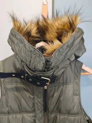 Chaleco Zara verde militar con capucha pelo