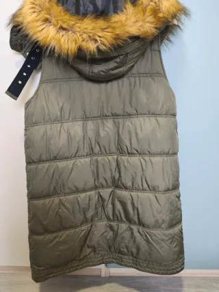 Chaleco Zara verde militar con capucha pelo