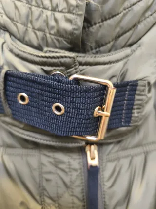 Chaleco Zara verde militar con capucha pelo