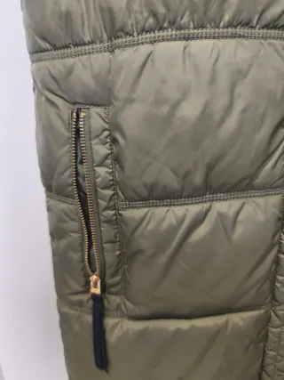 Chaleco Zara verde militar con capucha pelo