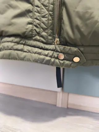 Chaleco Zara verde militar con capucha pelo