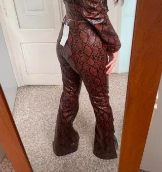 Pantalones efecto piel serpiente