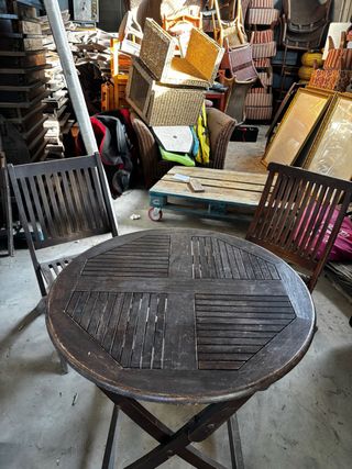 Mesa redonda y 2 sillas de madera