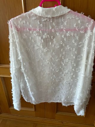 Camisa blanca Zara con textura. solo un uso