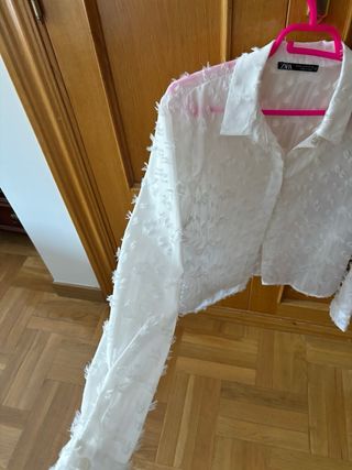 Camisa blanca Zara con textura. solo un uso