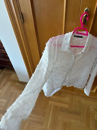 Camisa blanca Zara con textura. solo un uso