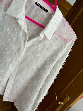 Camisa blanca Zara con textura. solo un uso