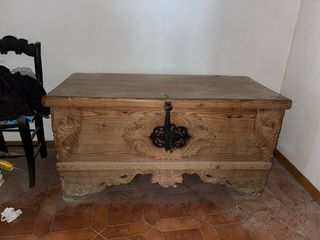 Arca de madera tallada con herrajes