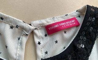 Camisa blanca con estrellas negras