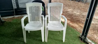 Mesa y sillas de camping de plástico