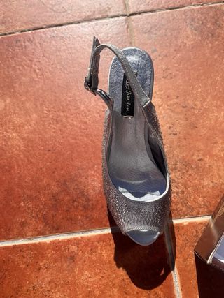 Tacones plateados con brillantes
