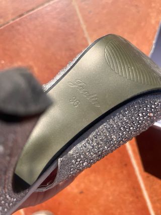 Tacones plateados con brillantes