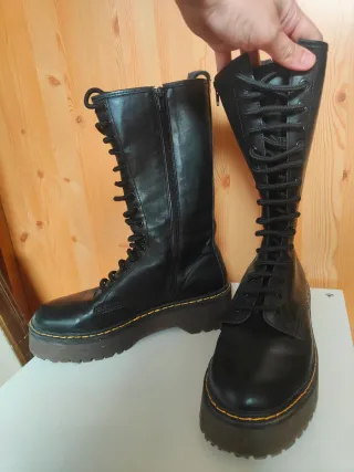 Botas estilo Dr. Martens Negras