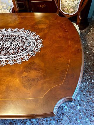 Mesa de comedor de madera tallada