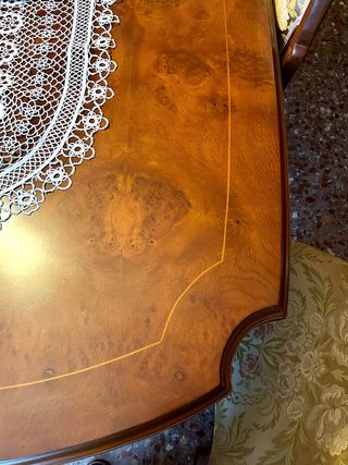 Mesa de comedor de madera tallada