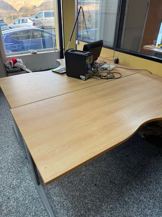 Escritorio oficina forma piano madera y metal