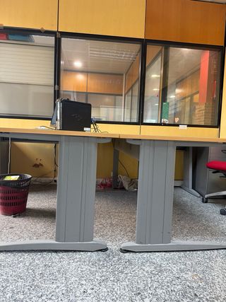 Escritorio oficina forma piano madera y metal