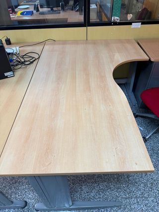 Escritorio oficina forma piano madera y metal