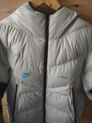 Cazadora Nike Air Max Gris y Negra