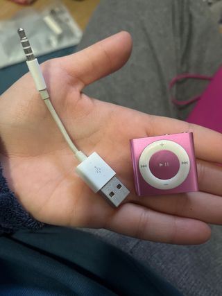 iPod rosa con cable USB