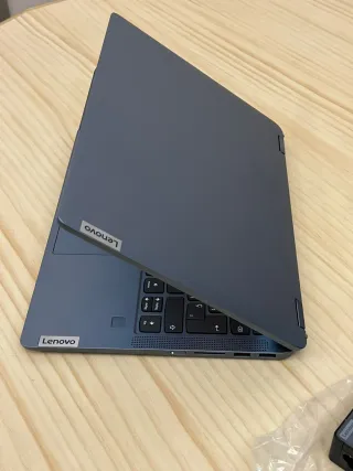 Portátil gris/plateado