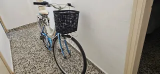 Bicicleta urbana con cesta