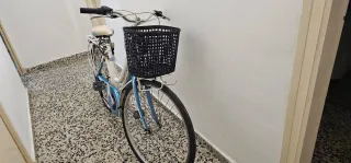 Bicicleta urbana con cesta
