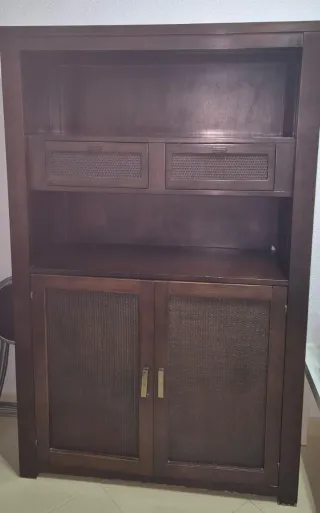 Mueble aparador de madera y mimbre