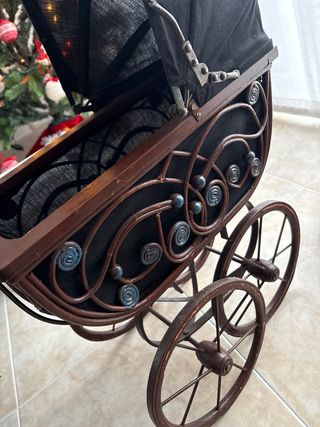 Cochecito de muñeca antiguo