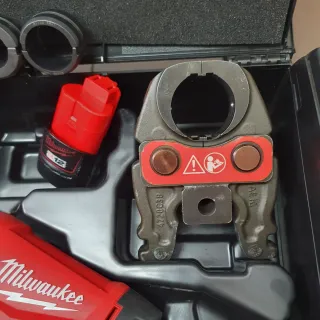 Prensa multicapa Milwaukee FORCE LOGIC