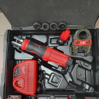 Prensa multicapa Milwaukee FORCE LOGIC