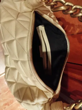Bolso de piel blanco con cadena dorada