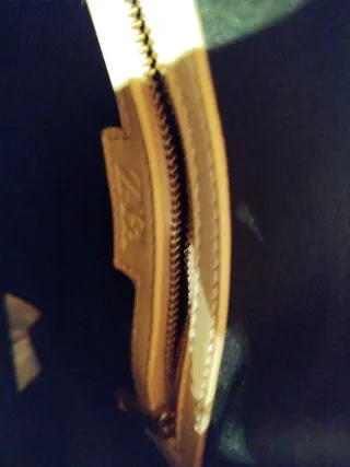 Bolso de piel blanco con cadena dorada