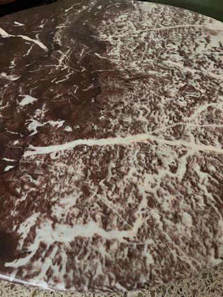 Mesa antigua mármol marrón y blanco