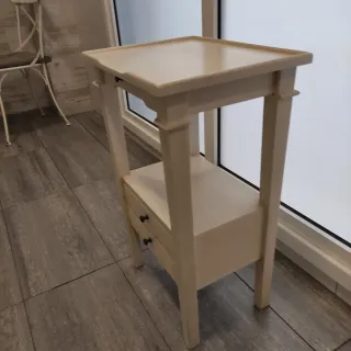 Mesilla romántica de madera beige