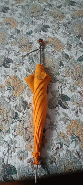 Sombrilla antigua naranja y dorada