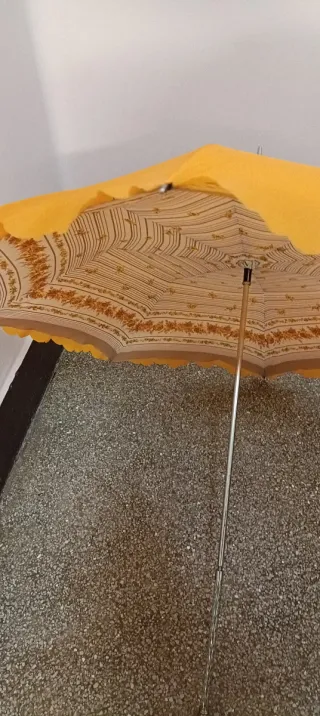 Sombrilla antigua naranja y dorada