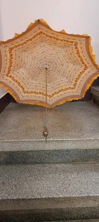 Sombrilla antigua naranja y dorada