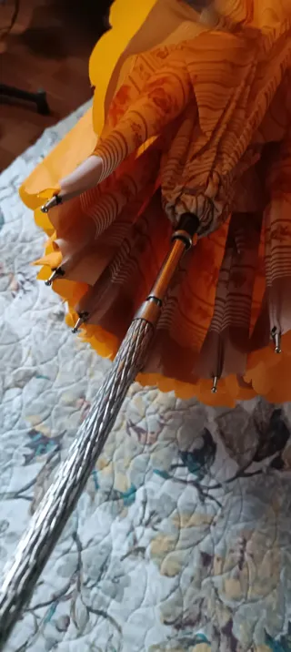 Sombrilla antigua naranja y dorada