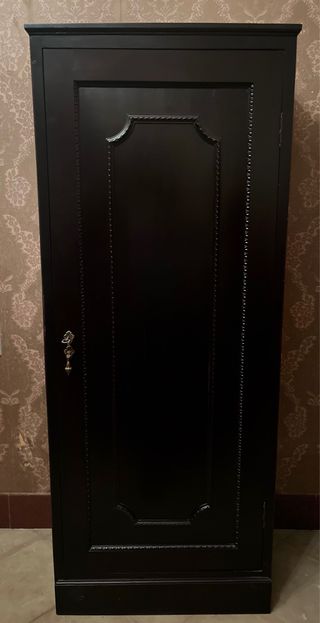 Armadio classico in legno massello nero